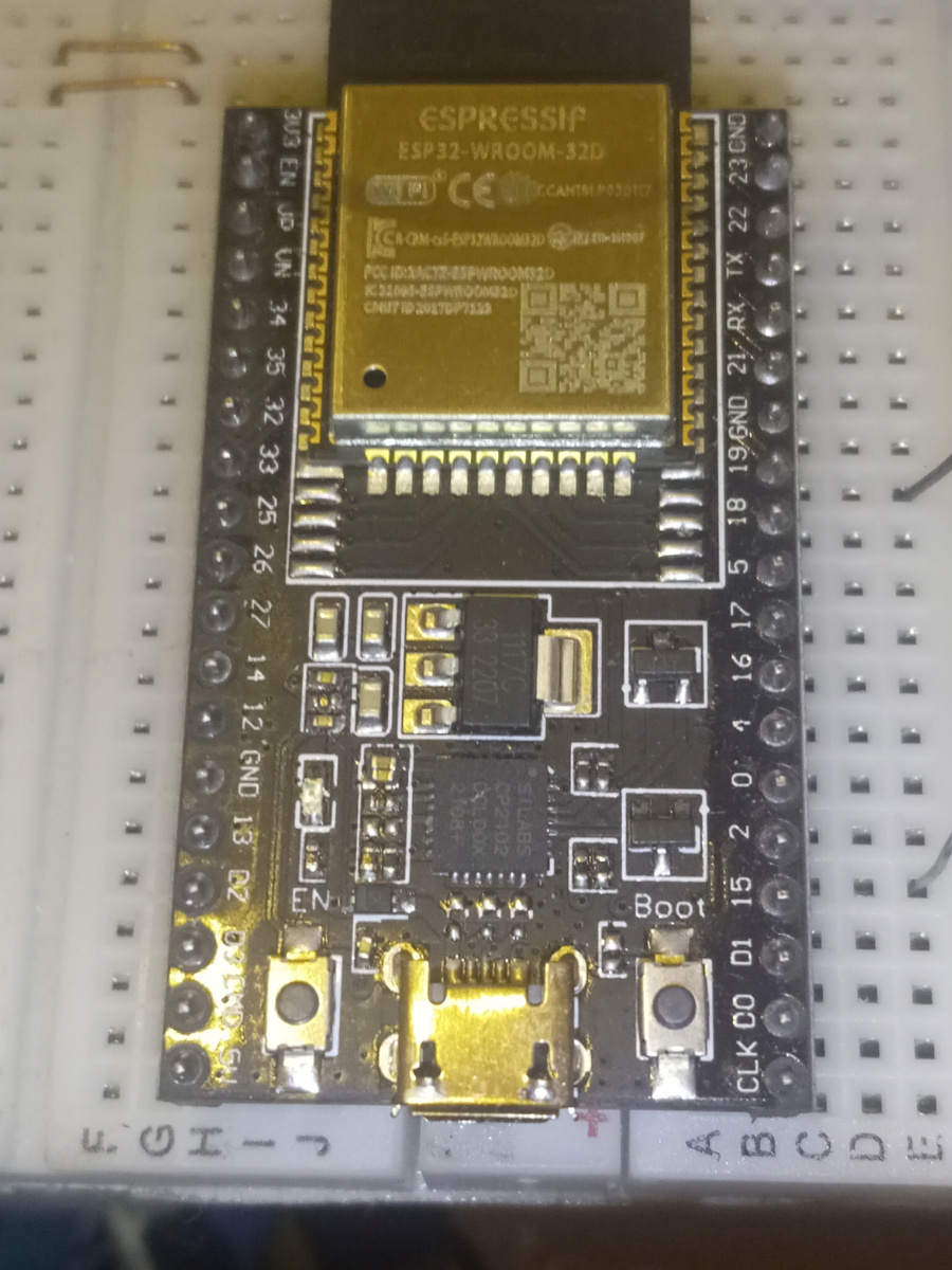Плата ESP32-Devkitc_V4, которая попалась в руки первой