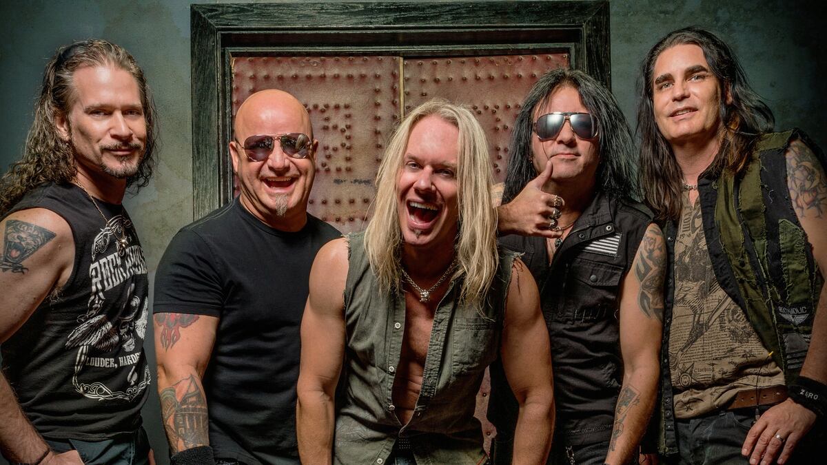 Warrant. Джоуи Аллен второй слева