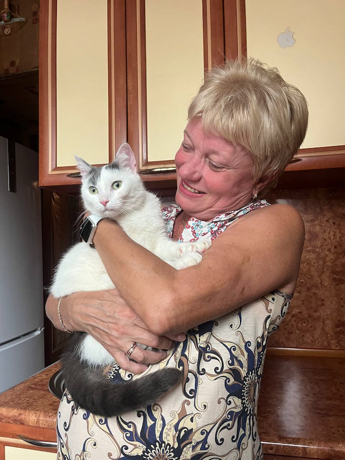    Кошка Глаша в надёжных руках Надежды Васильевны.«Культурный кот Петербурга»