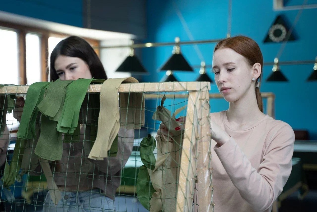    В Курске волонтёры ЮЗГУ плетут маскировочные сети для бойцов СВО