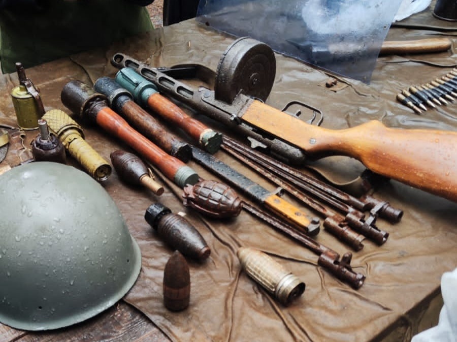 Выставка найденных образцов советского и финского вооружения неподалёку от Куутерселькя (Лебяжье) 