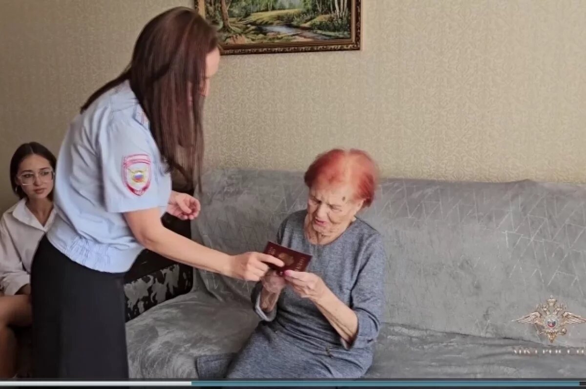    99-летней жительнице Ульяновска, переехавшей из Украины, вручили паспорт