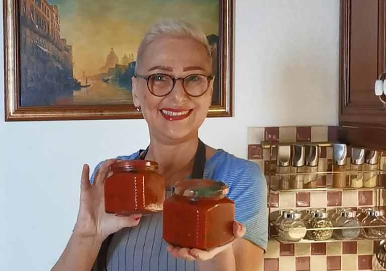 Съедаем по банке за раз, сколько ни закатаю улетает всё до капли. Пока сезон можно успеть заготовить на зиму недорого и много (три рецепта)