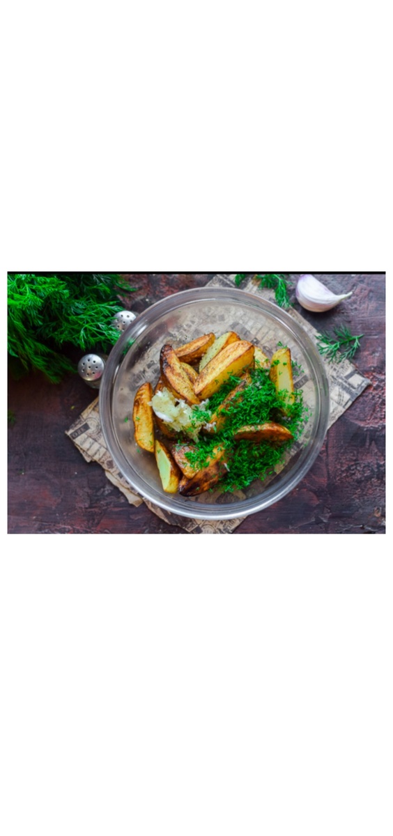 Картошка с чесноком и укропом. Мелкая картошка на сковороде с чесноком. Жареная молодая картошка на сковороде. Мелкая картошка в духовке в кожуре. Молодая картошка с чесноком на сковороде.