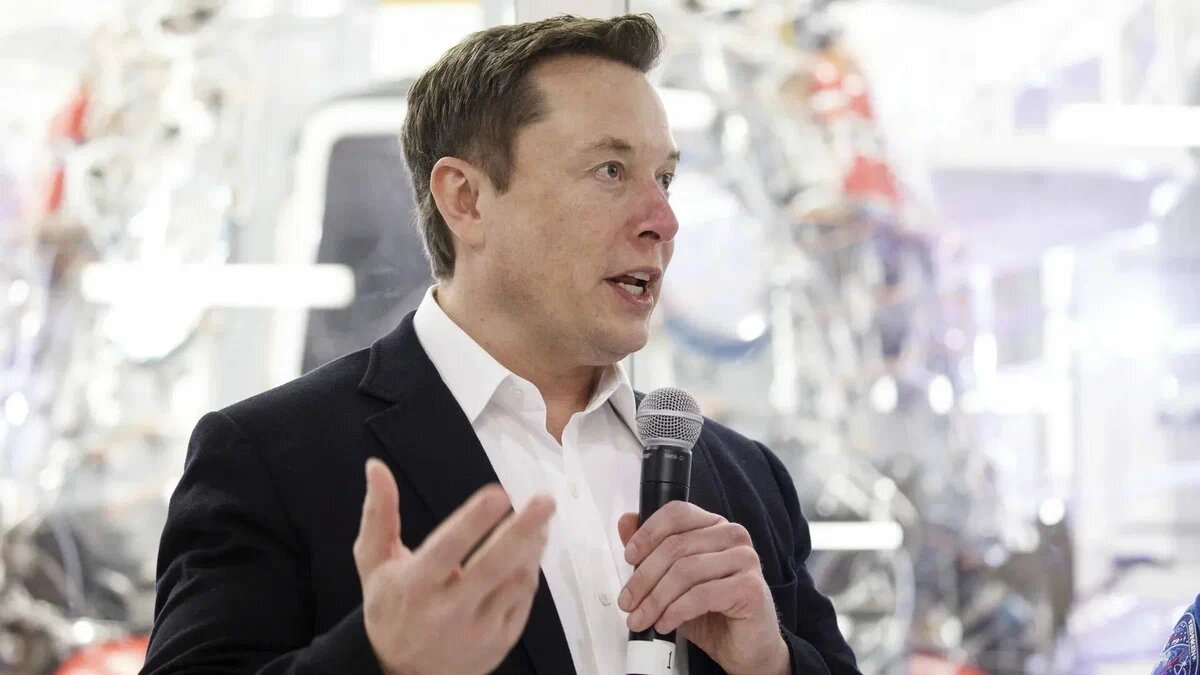 Илон Маск родился 28 июня 1971 года в Претории (ЮАР) в семье инженера-строителя Эррола Маска и модели Мэй Маск (родом из Канады). 
С детства увлекался программированием. В 12-летнем возрасте разработал видеоигру под названием Blastar, которую продал компьютерному журналу за 500 долларов.

В 1989 году Маск уехал из ЮАР в Канаду и поступил в Королевский университет в Кингстоне (Онтарио). В 1992 году он перевелся в Пенсильванский университет (Филадельфия, США), в котором в 1995 году получил степень бакалавра физики и экономики.

В 1995 году, решив получить докторскую степень в области физики энергии, поступил в Стэнфордский университет (Калифорния, США), но бросил его через два дня. В том же году вместе с братом Кимбалом Илон Маск основал компанию Zip2, разрабатывавшую электронные карты и бизнес-справочники для средств массовой информации.

В 2003 году предприниматель стал одним из основных инвесторов Tesla Motors, позже переименованной в Tesla — компании по производству электромобилей. Как соучредитель и генеральный директор Tesla, Илон Маск руководит проектированием и производством электромобилей, аккумуляторных батарей и продуктов для солнечной энергии.

Илон Маск — член Лондонского королевского общества по развитию знаний о природе. По версии журнала Forbes, Маск — один из богатейших людей на планете. 5 апреля 2022 года стало известно, что он возглавил ежегодно обновляемый список богатейших людей. Его состояние выросло за год на 45 % и составило 219 миллиардов долларов.