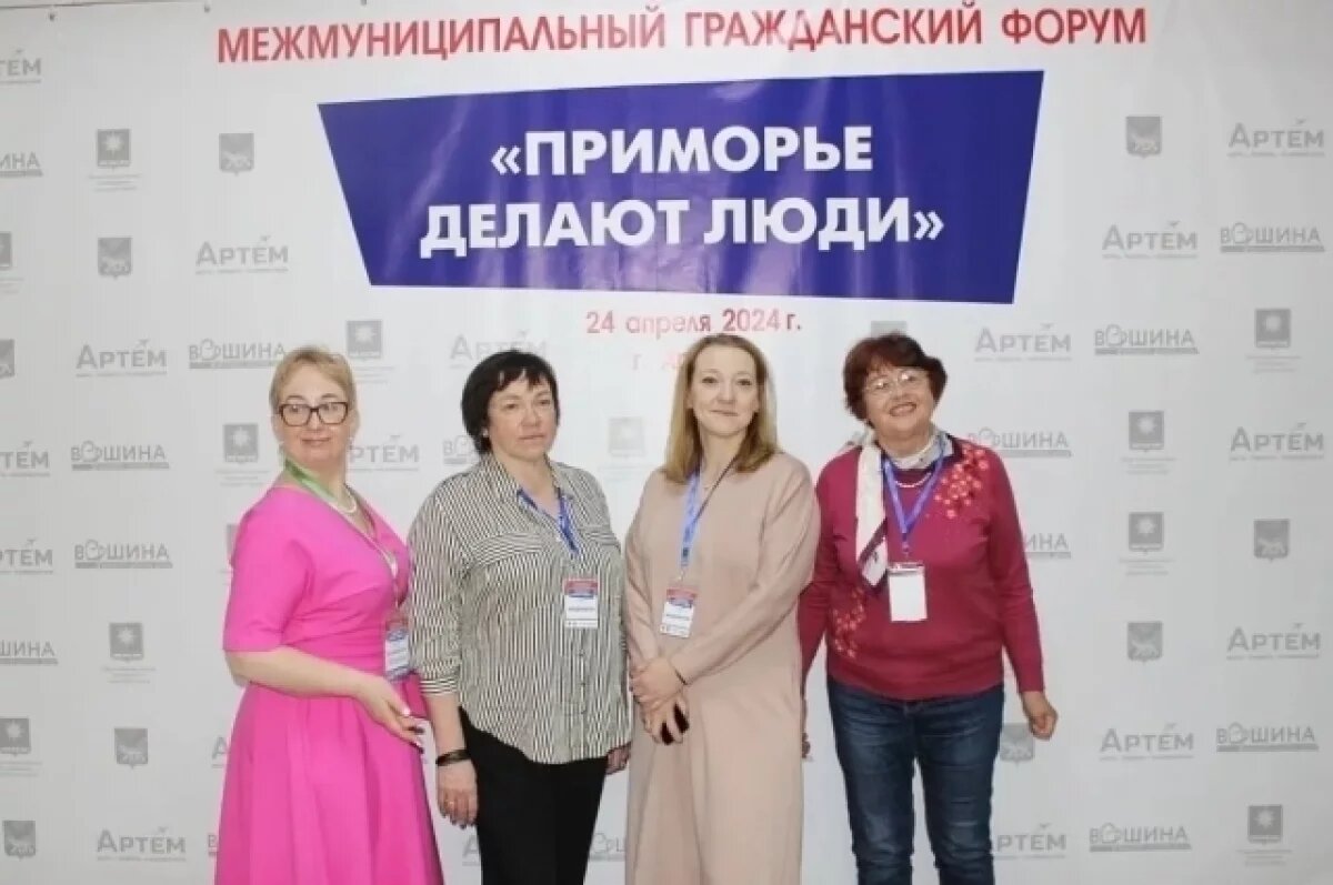    Ольга Сиянко (вторая справа) в кругу коллег.