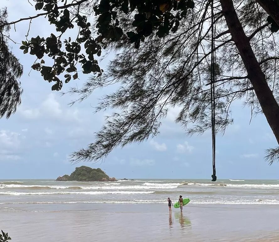 Тренеры по серфингу в Шри-Ланке страдают: желающих заниматься все меньше. Фото: 1MI
