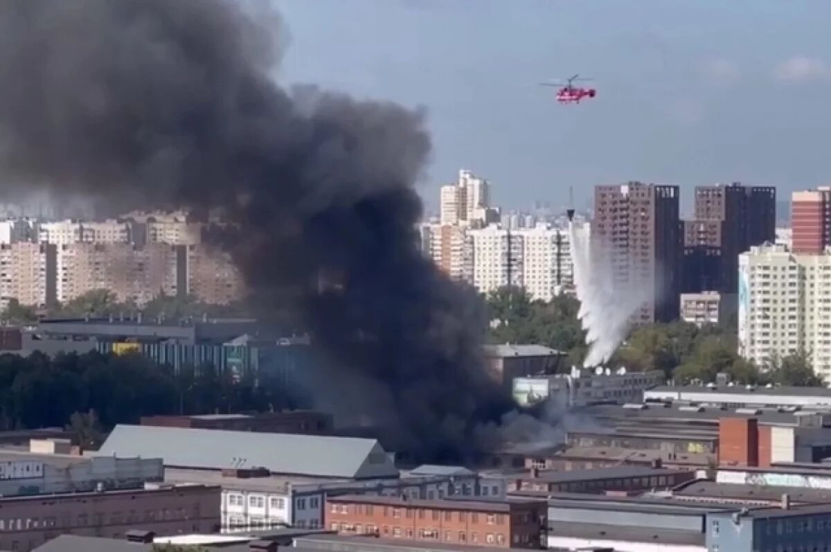    В Люберцах к тушению пожара в производственном здании привлекли вертолеты