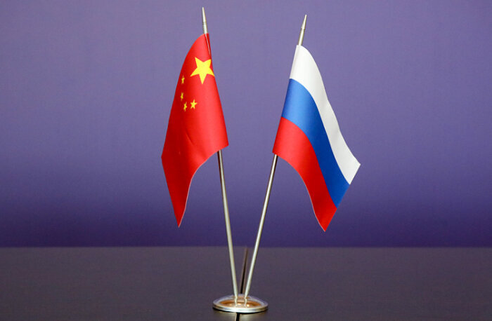 Флаги России и Китая. Фото: правительство Приморья