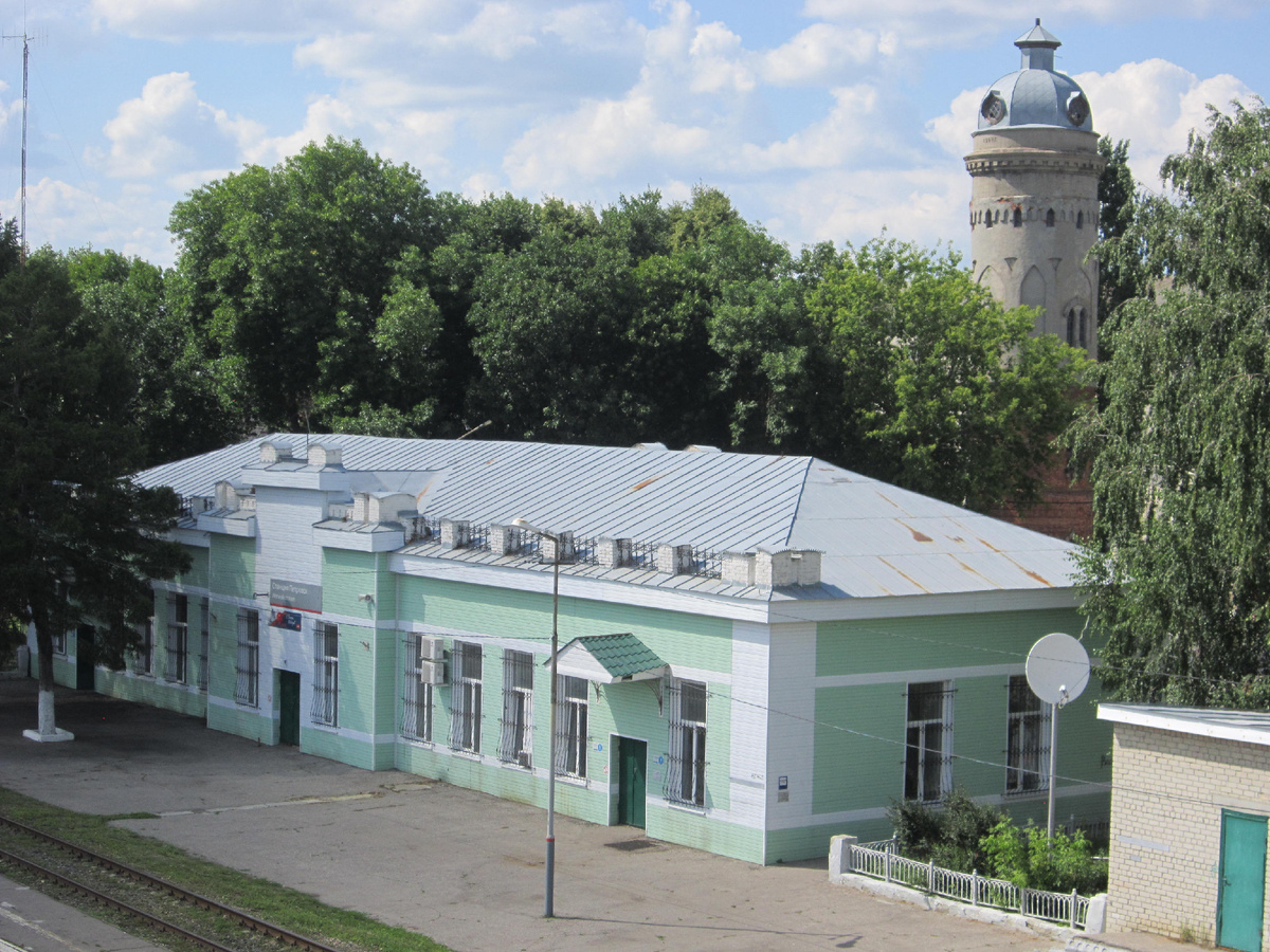 Вид на вокзал и башню с ж/д моста