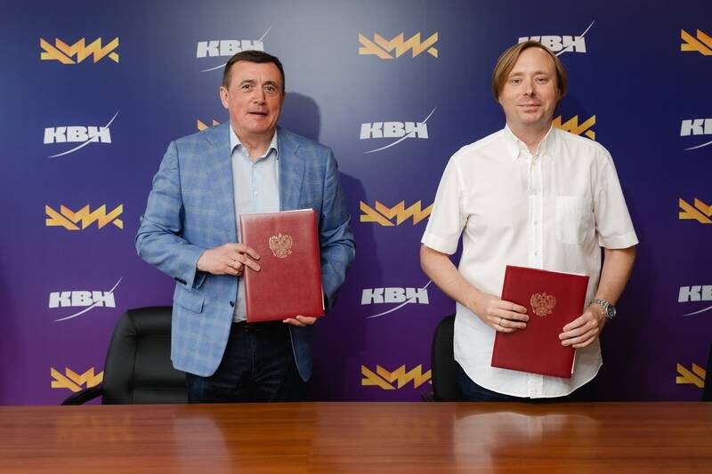 Губернатор Сахалинской области Валерий Лимаренко и руководитель телевизионного творческого объединения «АМИК» Александр Масляков-младший. Источник: https://kvn.ru/ 
