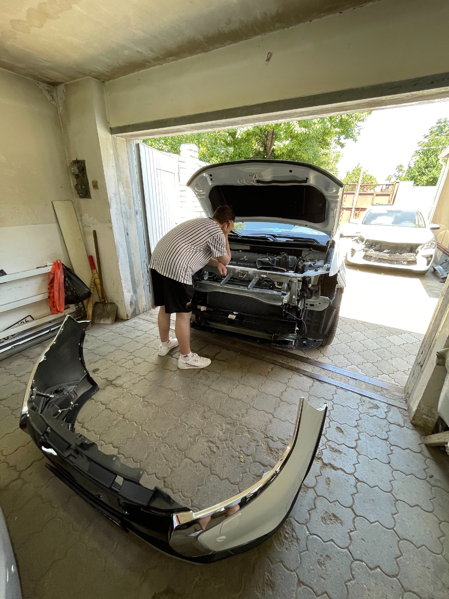 Эмоции собственника у капота...