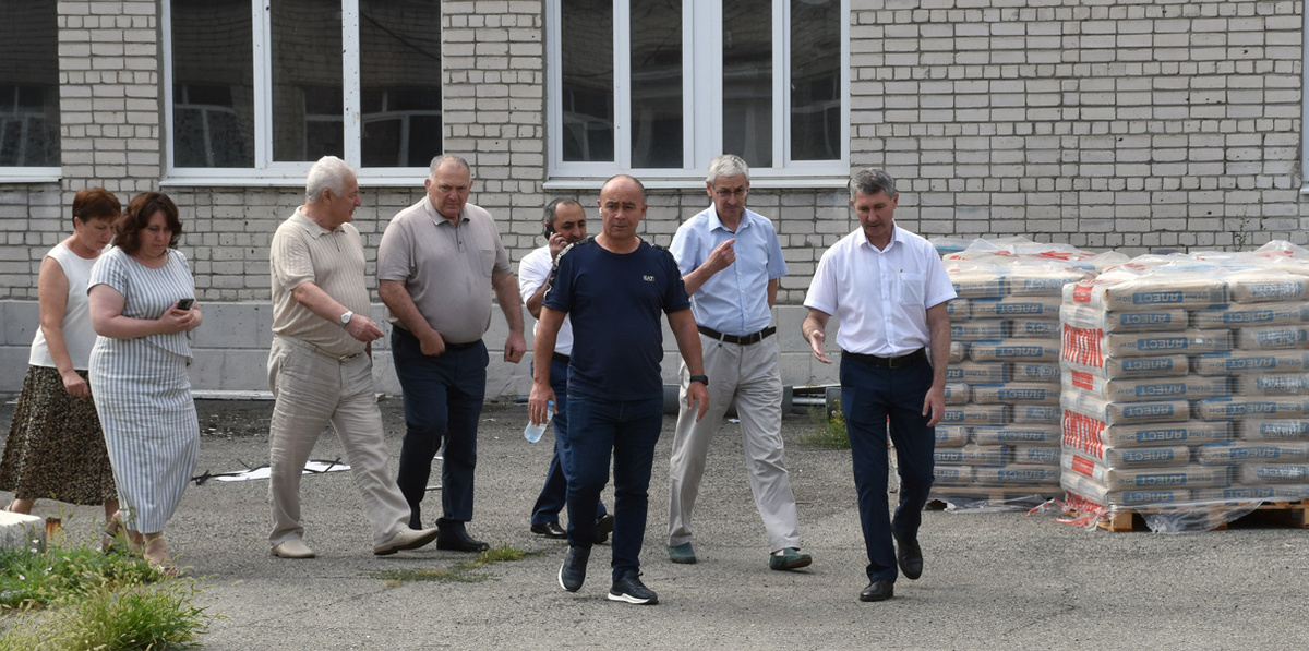 Мониторинговая группа прибыла в гимназию № 5 г. Черкесска. Фото Светланы ОСЕЦКОЙ.