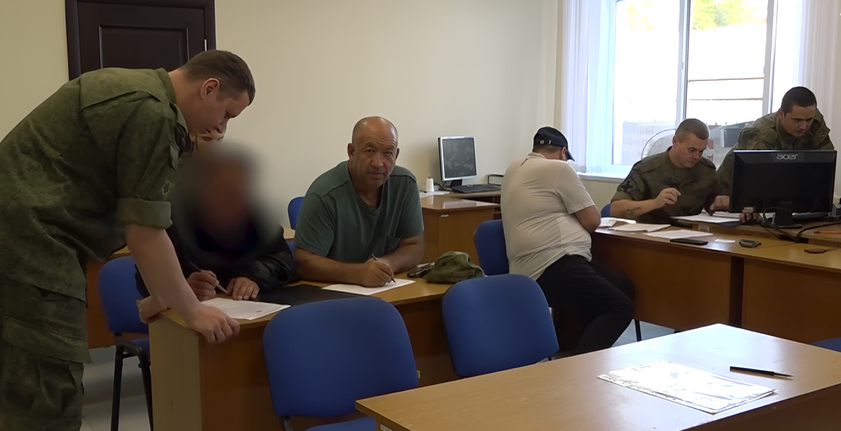 Ежедневно в пункт отбора на военную службу обращаются наши земляки. Фото arkhyz24.ru.