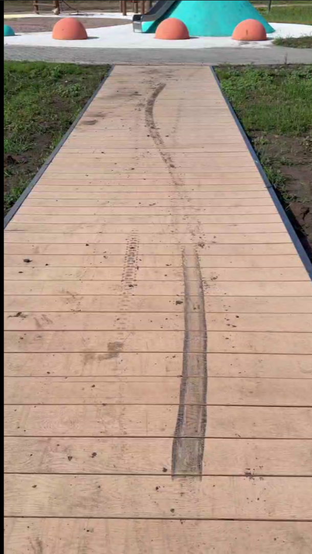    В Орске вандалы повредили прогулочные дорожки в саду Шевченко Белов Михаил Александрович