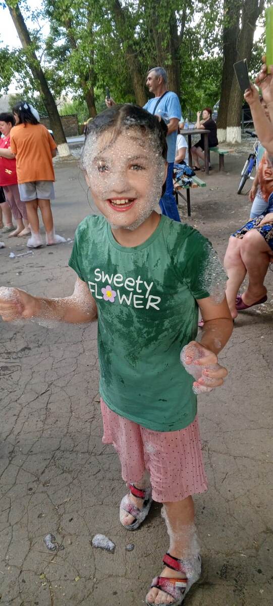 Саша на пенной вечеринке. Фото - автора.