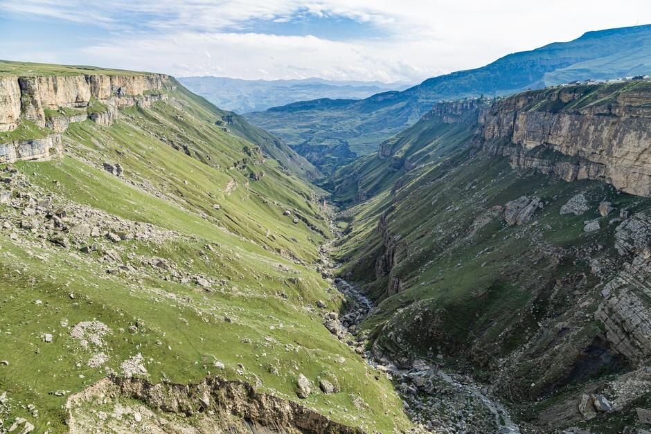 Когда-то Хунзах был городом. И не просто городом, а центром Аварского ханства. Историки говорят, что возраст древнего аула превышает 2500 лет. Построен Хунзах на высоте 2000 метров над уровнем моря, на одноимённом плато — самом обширном во всём Дагестане.