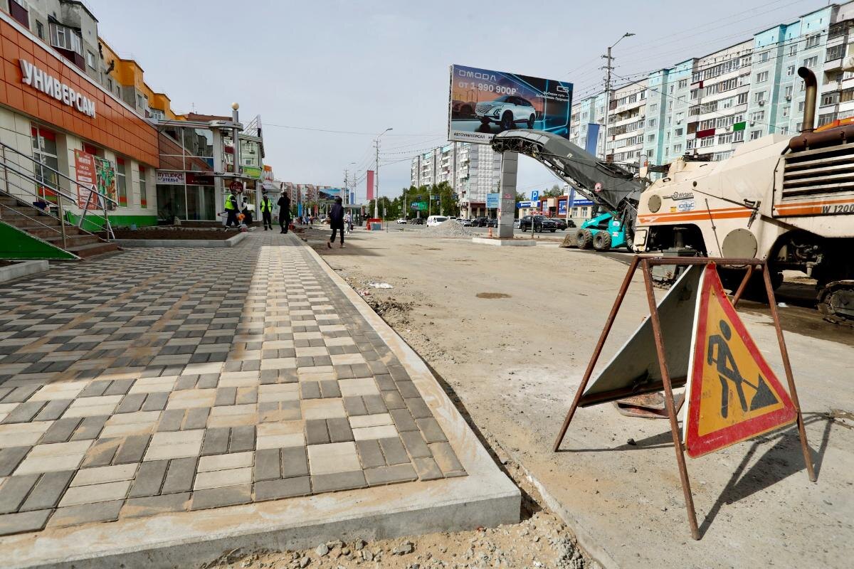    В центре Сургута ремонтируют тротуар и парковку, но есть нюансы