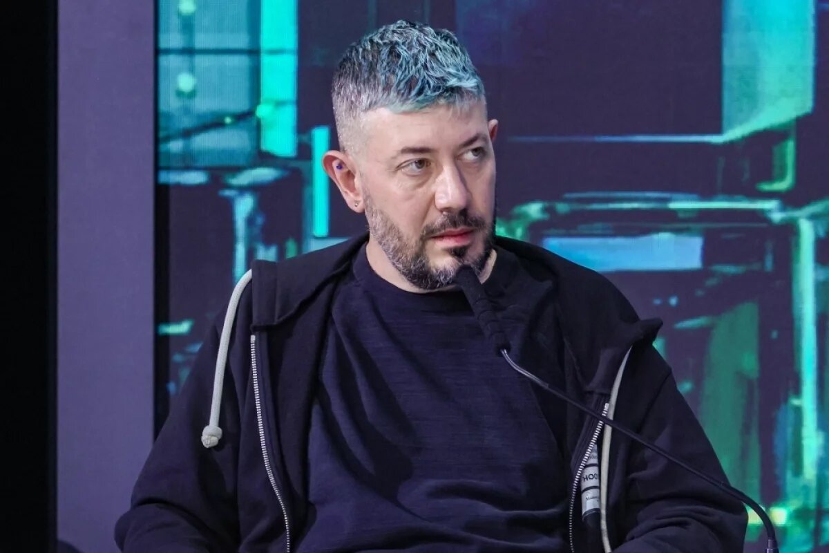    Артемий Лебедев заявил, что не садился на вертолете на пляж на Байкале