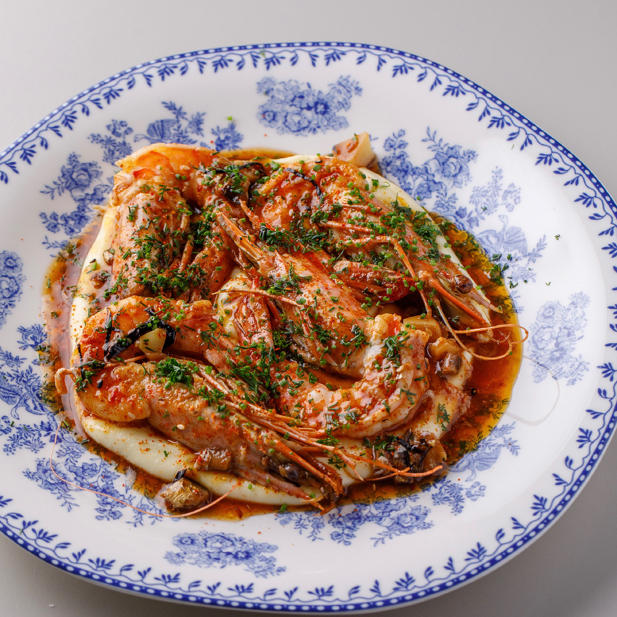 Жареные тигровые креветки с картофельным муслином