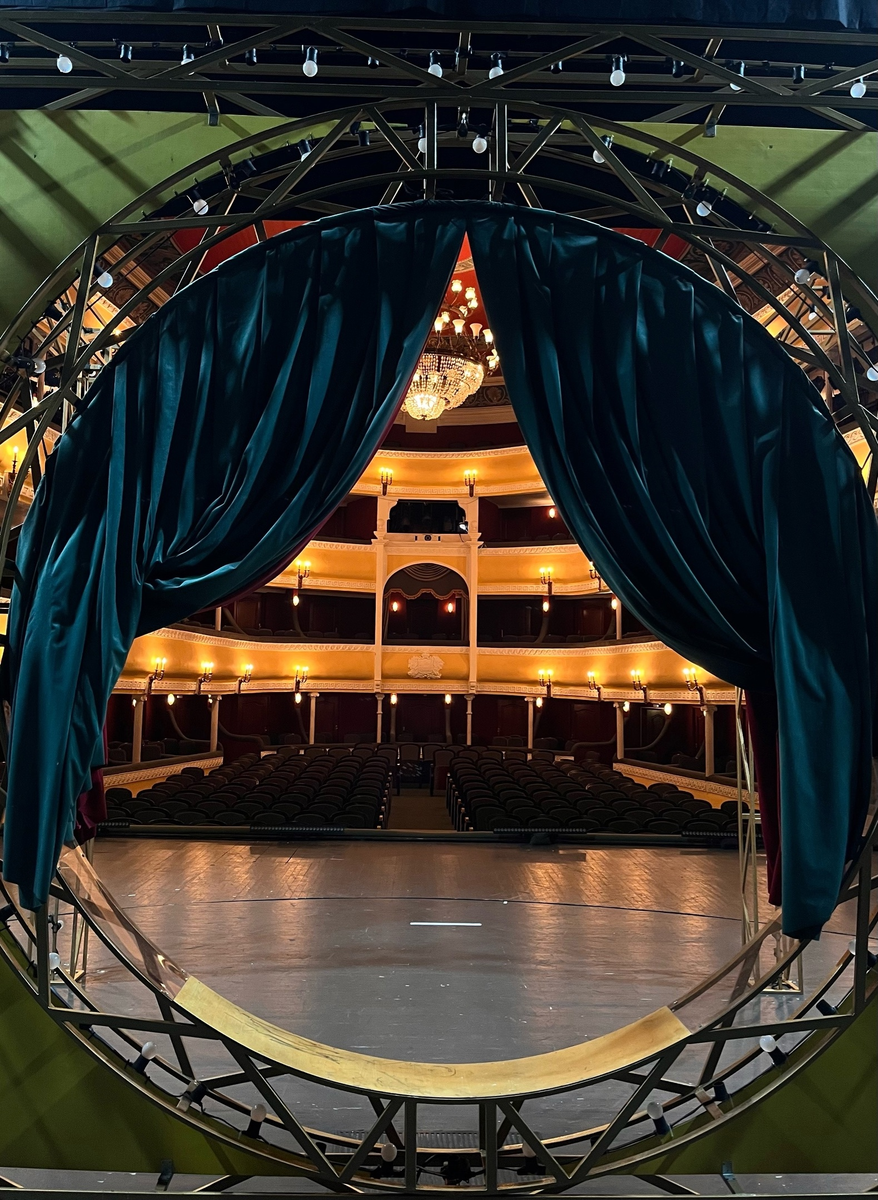 Театральный зал.