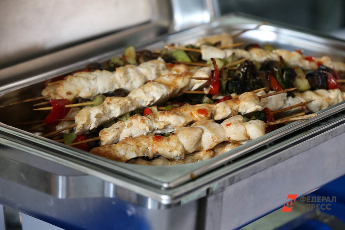 В теплую погоду стоит ограничить количество жареного мяса в рационе.  Фото: Фото: ФедералПресс / Евгений Поторчин