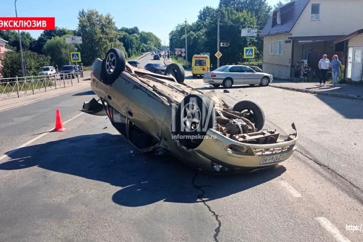    Водителя иномарки доставили в больницу после тройного ДТП в Опочке