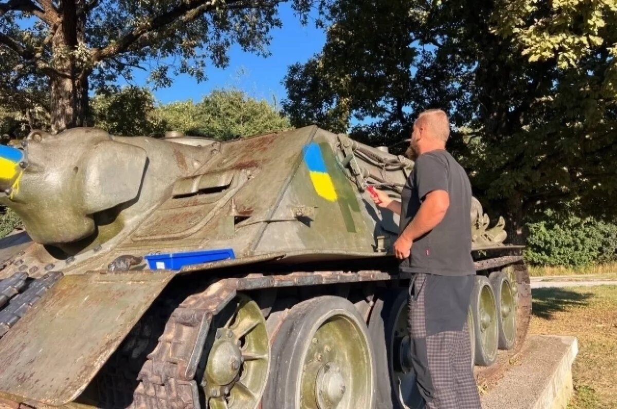    В Словакии активисты закрасили флаги Украины на советской технике