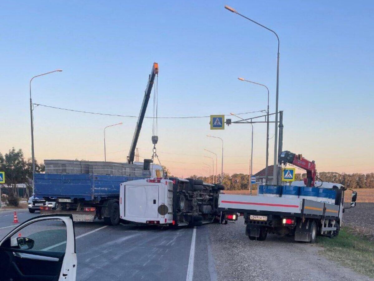    ДТП на трассе "Новороссийск — Керчь" в районе хутора Тарусино под Анапой© Фото : ГУ МВД по Краснодарскому краю
