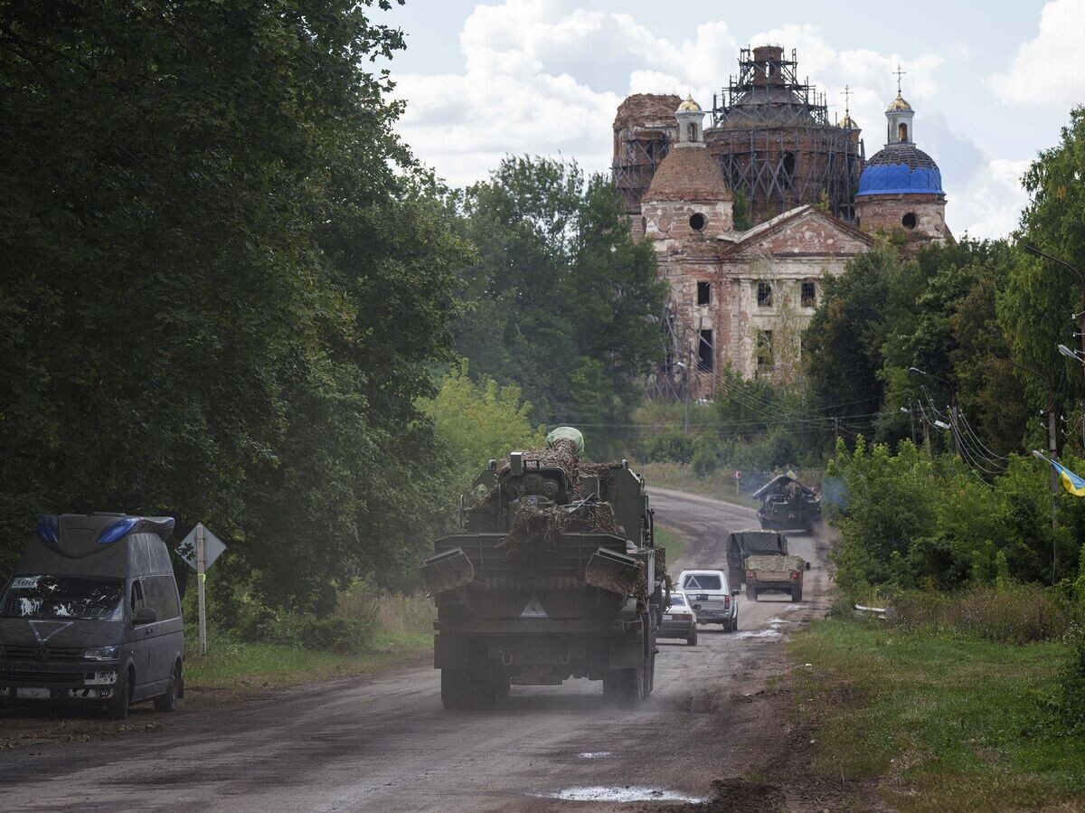    Украинская военная техника в Сумской области© AP Photo / Evgeniy Maloletka