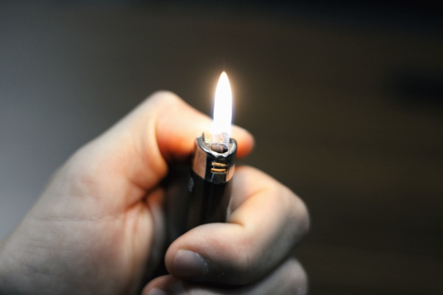 Из-за сложностей с финансами у семьи образовалась задолженность по кредиту и коллекторы подожгли их квартиру