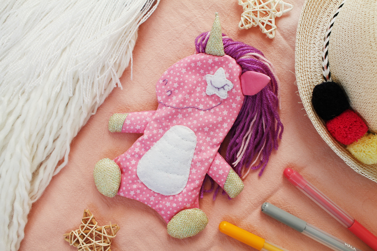 В набор входит акриловая пряжа, из которой вы сделаете единорогу роскошную гриву. И обратите внимание на животик, с помощью фетровой детали и синтепона он будет мягким и объемным. 