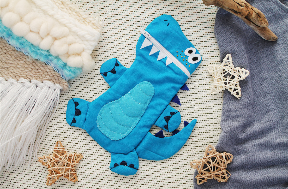 Помимо шитья, вы освоите приемы вышивки мулине. Пальцы на лапках выполняются гладью, а веснушки под глазами – это французские узелки.