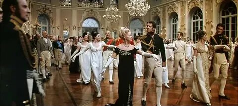Элен Безухова открывает бал с адъютантом Александра I. Хотя в романе государь открывал бал с хозяйкой дома, а Элен и адъютант первыми выступают в вальсе