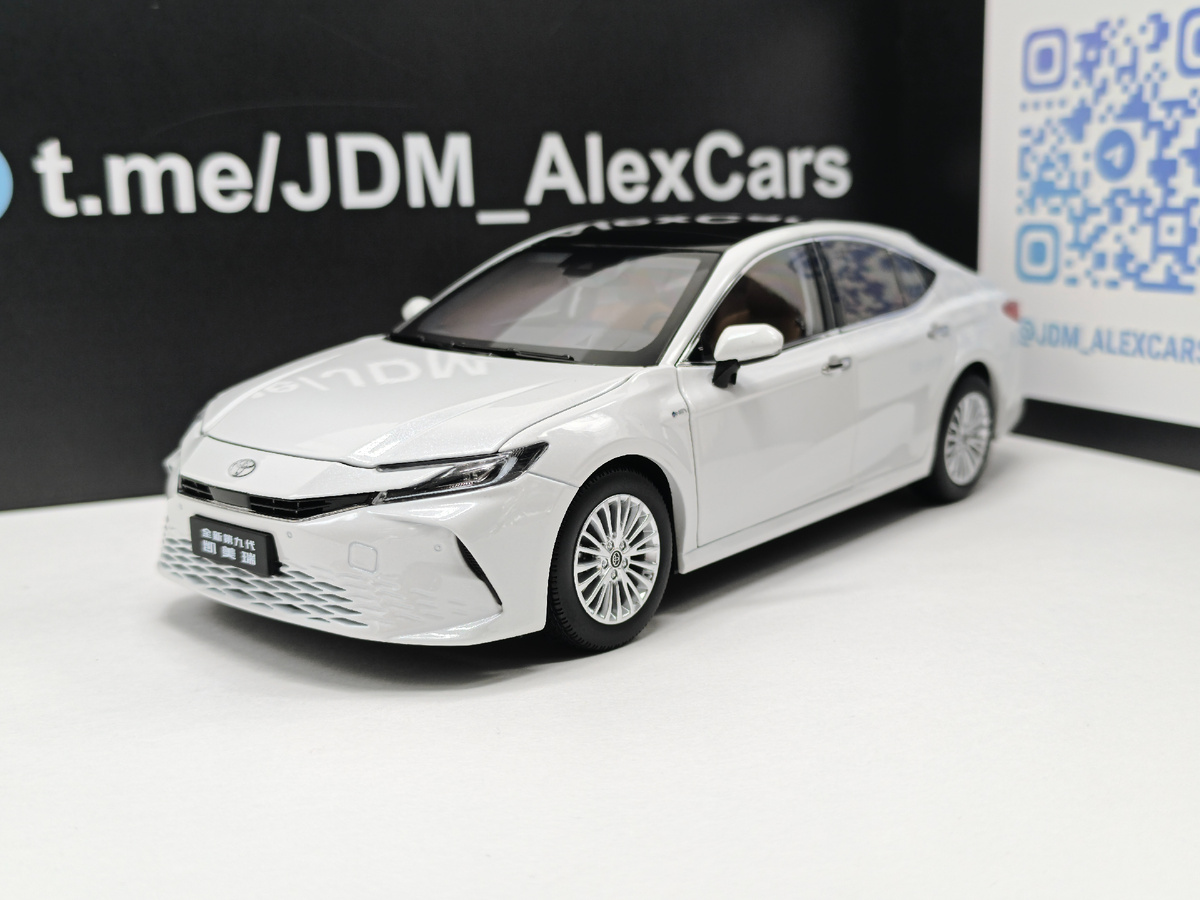 Камри в белом в масштабе 1:18