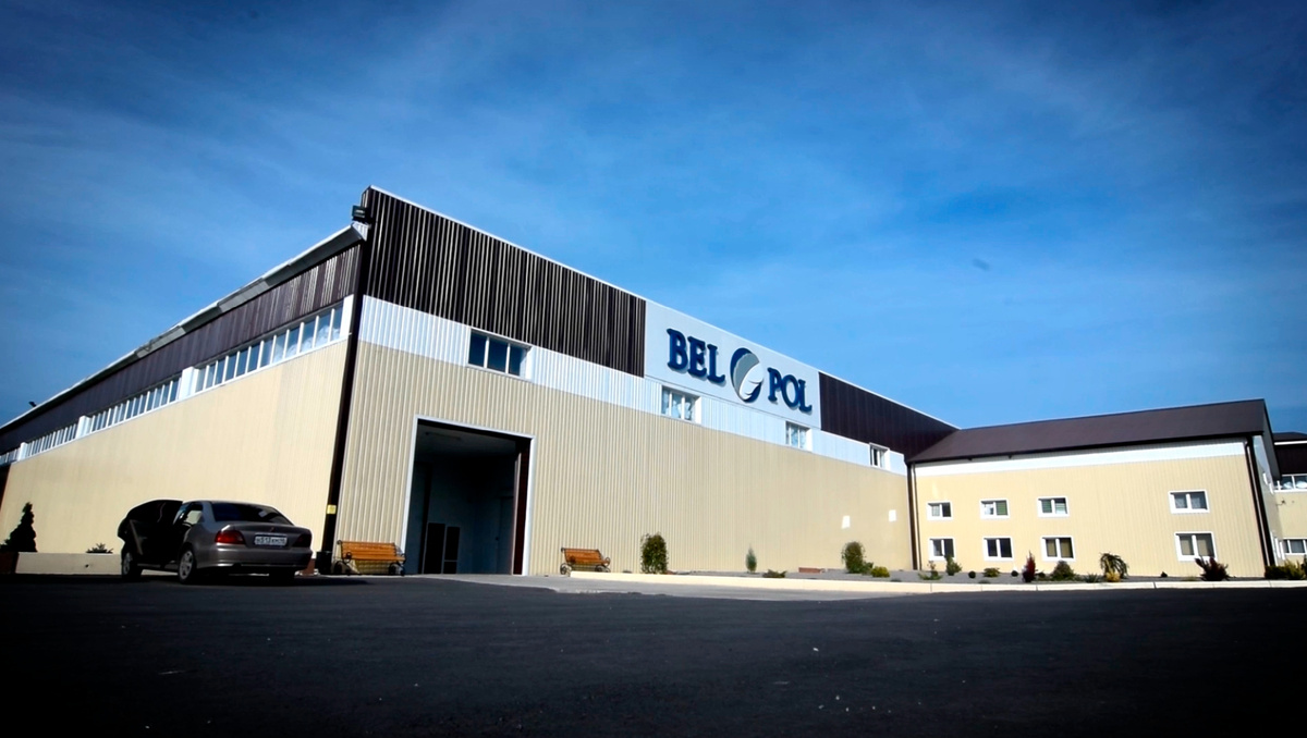  Мы — компания, специализирующаяся на переработке и экспорте пухо-перового сырья, а также производстве домашнего текстиля. Наше предприятие оснащено передовыми линиями по выпуску подушек, одеял и других текстильных изделий для сна. Ассортимент продукции «Бел-Поль» насчитывает более 1000 наименований, и мы гордимся тем, что используем только высококачественные материалы. Наш основной источник сырья — пух гусей, выращенных в суровых климатических условиях Сибири.
Мы строго следуем стандартам ответственного производства RDS, обеспечивая полный контроль качества на всех этапах производства. Это позволяет нам удовлетворить запросы самых взыскательных покупателей, выбирающих продукты со знаком RDS — символом высочайшего качества пуховых изделий.
В общей сложности 40% нашей продукции идёт на внутренний рынок, а 60% экспортируется. На российском рынке мы известны как производители подушек, одеял, постельного белья и вязаных пледов.
Присоединяйтесь к нам в социальных сетях, чтобы быть в курсе новинок, акций и возможностей для развития вашего бизнеса. Подписывайтесь на наш аккаунт, ставьте лайки и делитесь нашими постами с коллегами и партнёрами. Вместе мы сможем достичь большего!