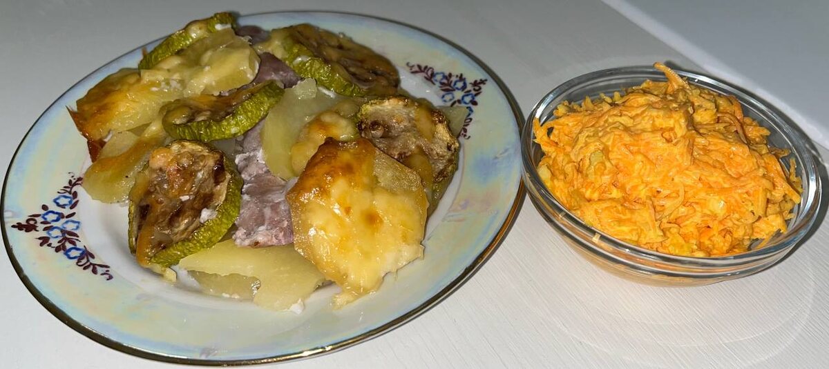 Мясо в духовке с кабачками и картофелем с витаминным салатом из моркови