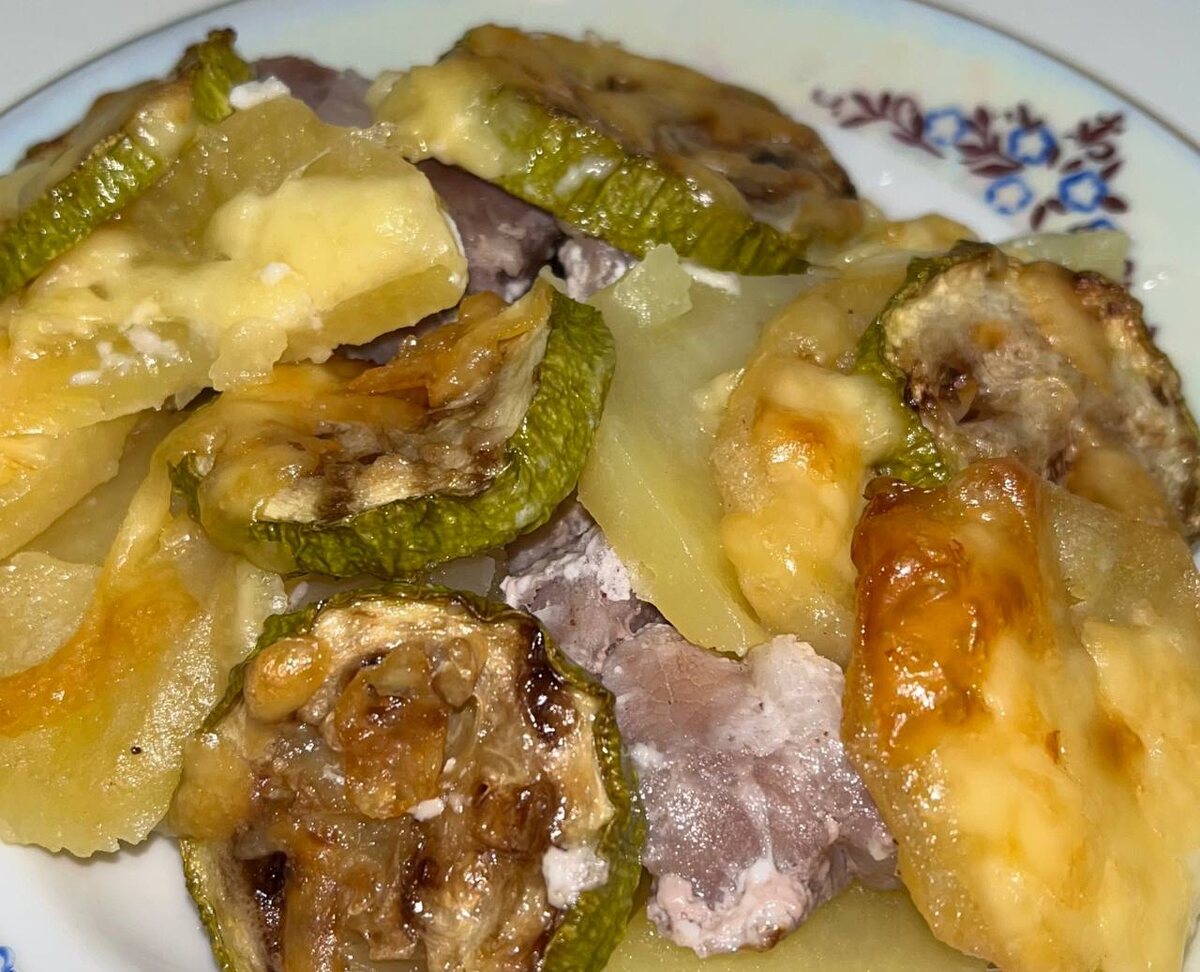 Мясо в духовке с кабачками и картофелем