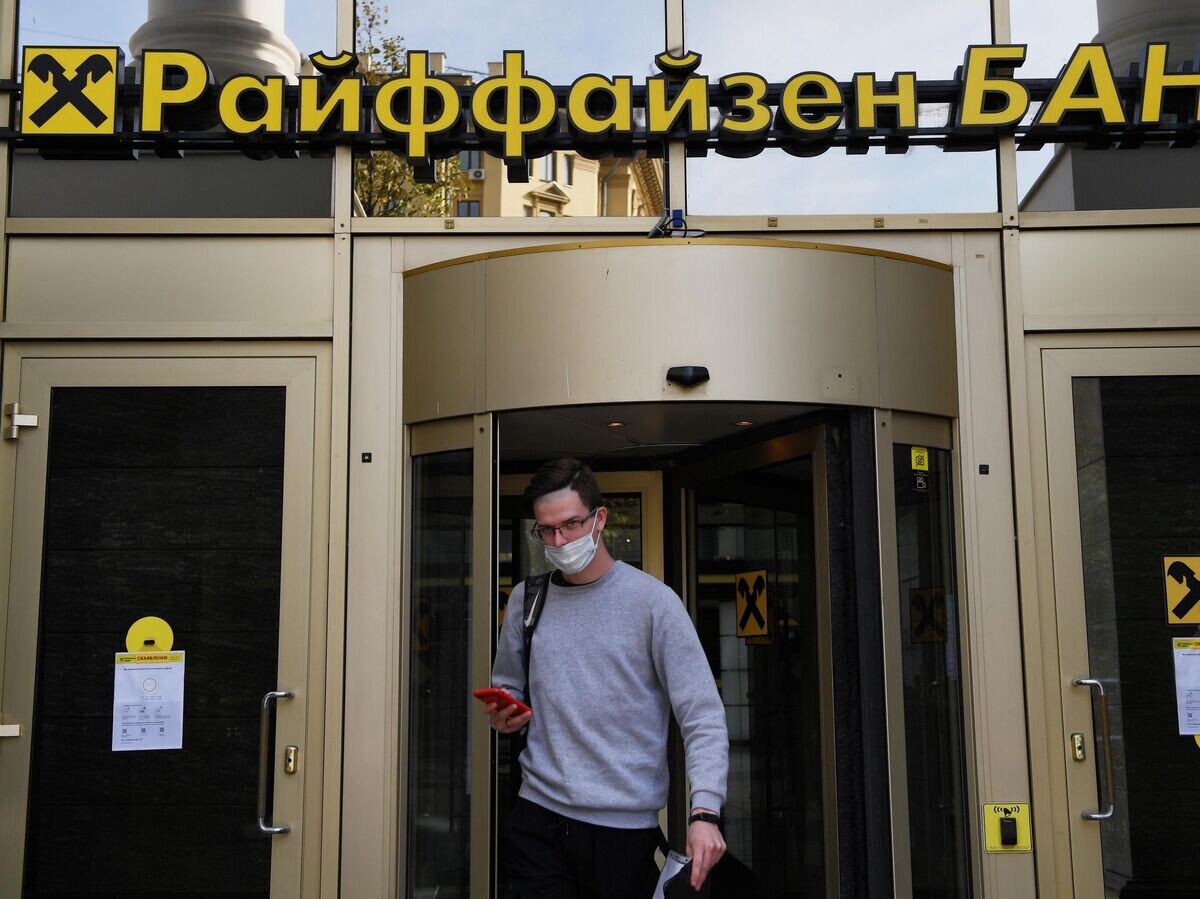    Посетитель возле отделения Райффайзенбанка в Москве© РИА Новости / Валерий Мельников
