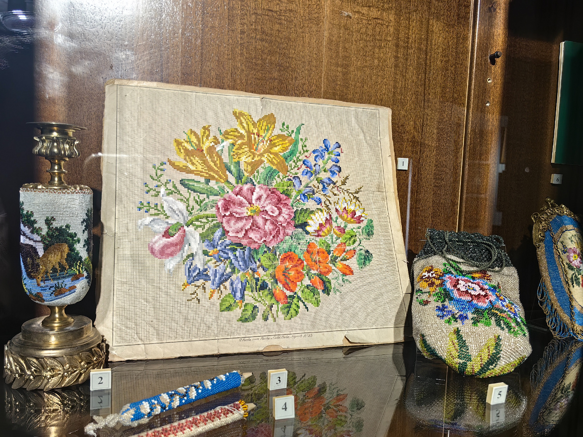 1.Схема вышивки Букет с розой жёлтыми лилиями и орхидеей. Издательство Nicolai A. Берлин 1831-1836 гг 2. Подсвечник, Россия 1840 гг 3. и 4. Чехлы для карандашей 1840 гг 5. Сумочка для рукоделия, Россия 1830-1850 гг