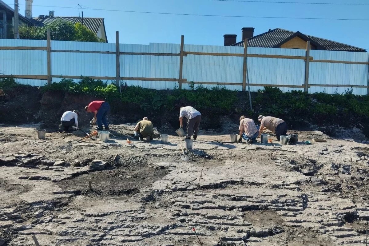    На раскопе в Пскове обнаружили две каменные постройки