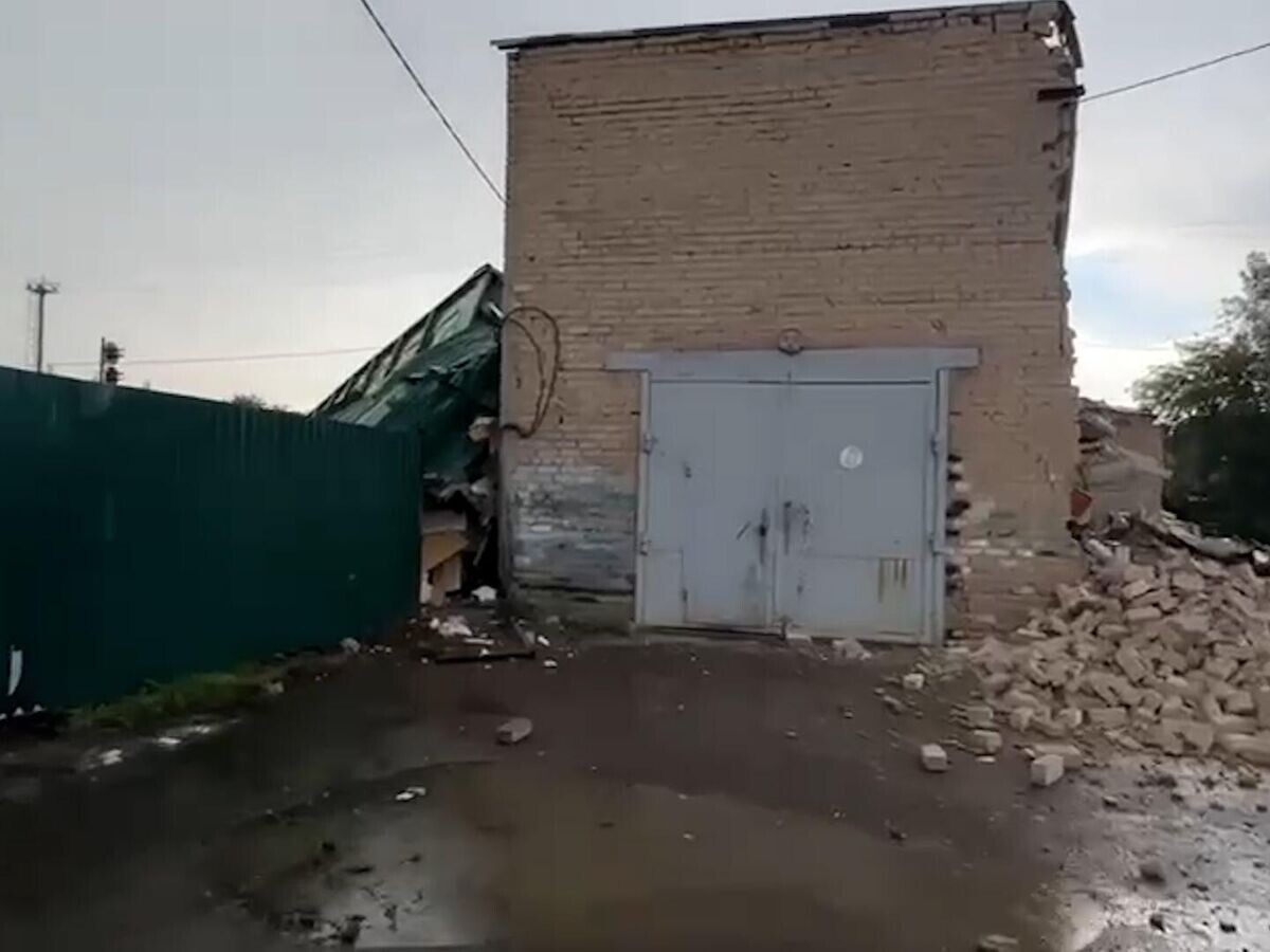    Разрушения в здании станции Меновой двор после схода вагонов© Пресс-служба правительства Оренбургской области