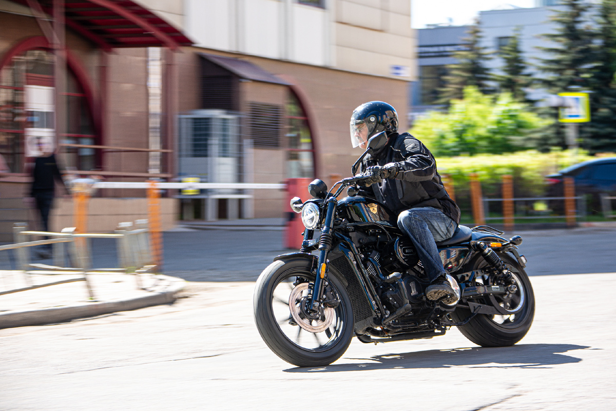 Посадка круизера GROZA Toughman характеризуется расположением ног под прямым углом