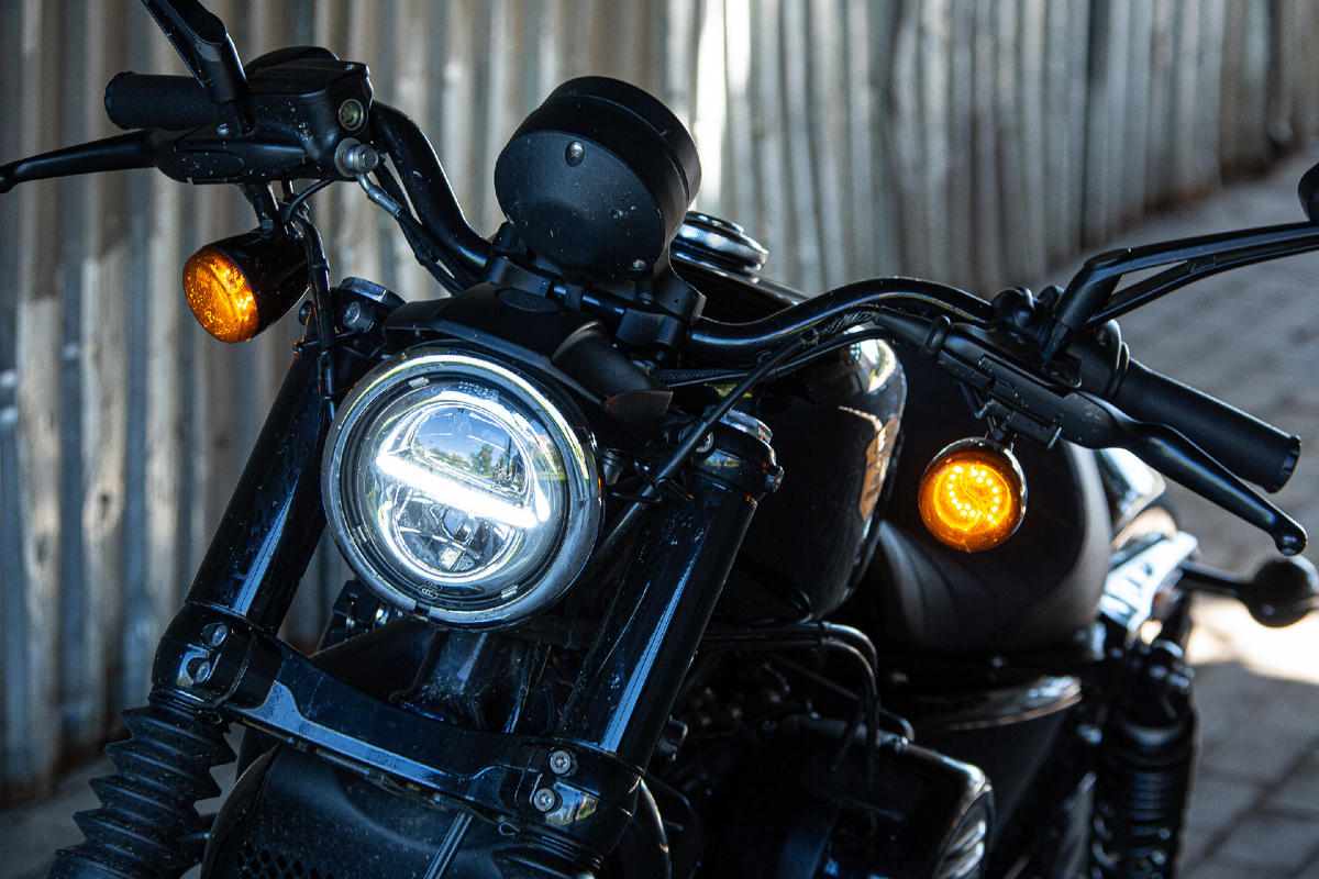 Круглая фара подчеркивает олдскульный характер