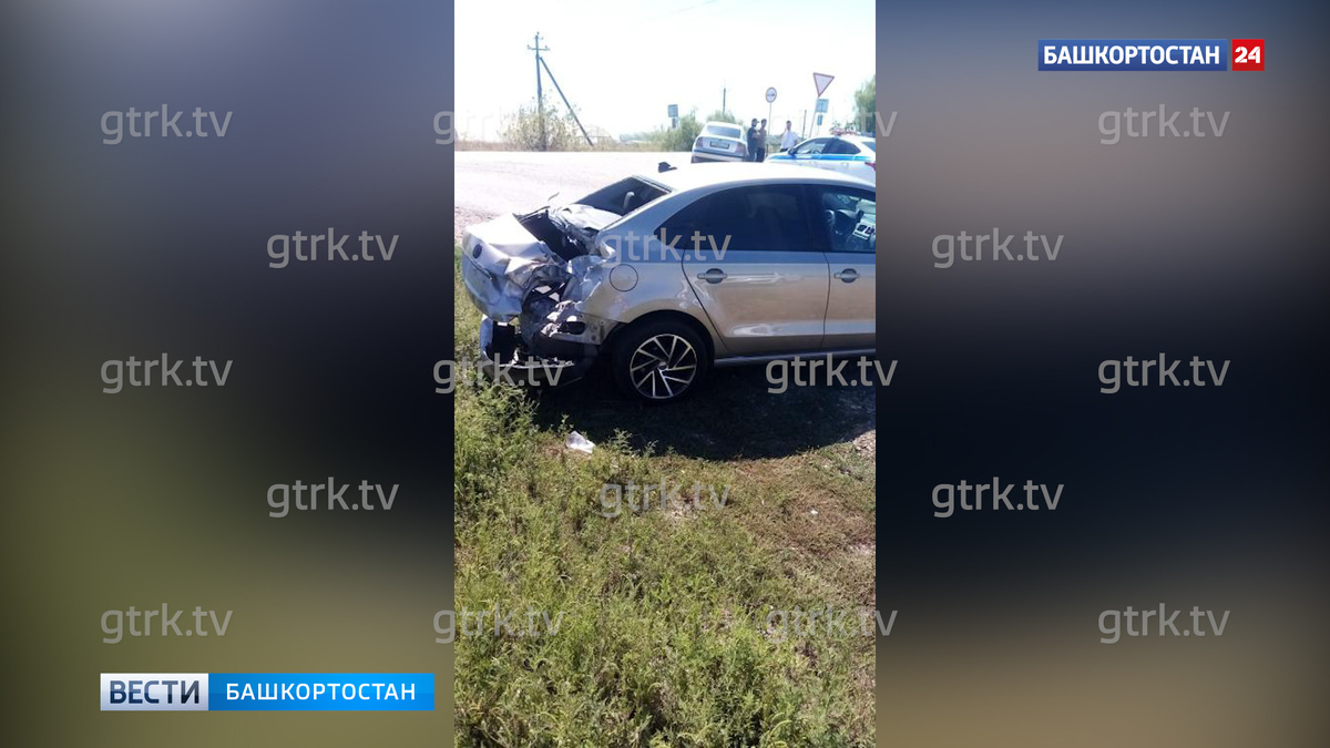    Поезд Уфа-Адлер протаранил легковой автомобиль