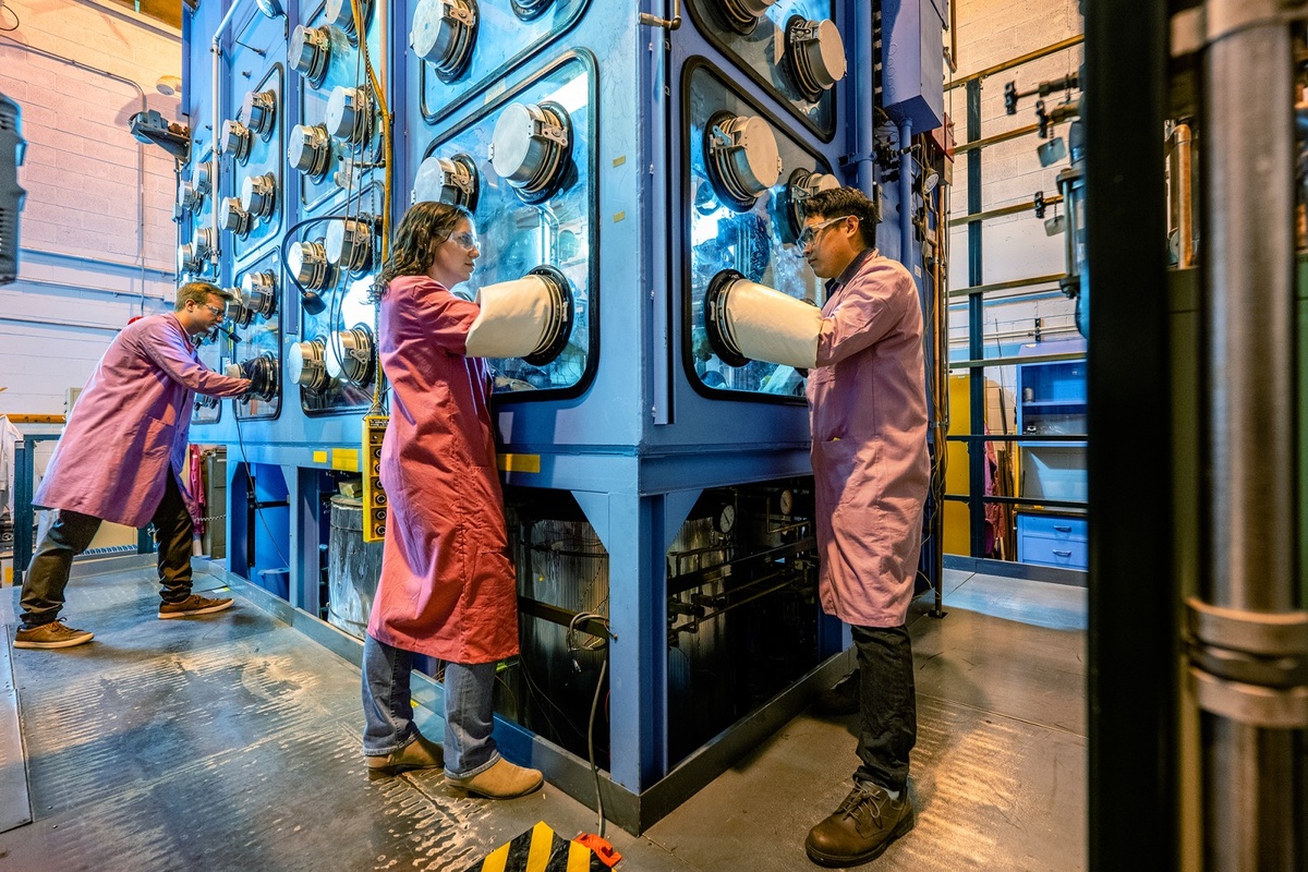    Инженеры подразделения химических и топливных циклов в Аргоннской национальной лаборатории, Визуализация возможного здания быстрого 15-мегаваттного микрореактора Aurora,