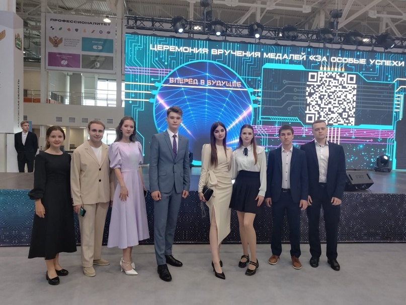 Полина Селина (в центре) на вручении золотых медалей