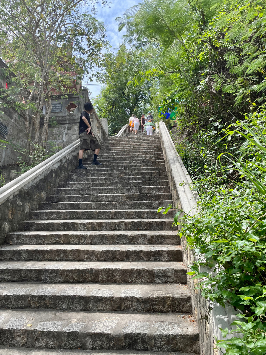 Лестница к Белому Будде.