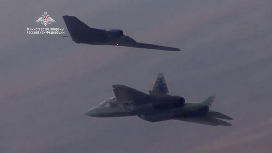 Совместный полет Су-57 и БПЛА "Охотник"