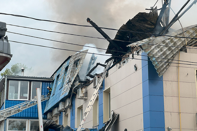    Около двух часов дня жители Московского и Ново-Савиновского районов почувствовали в воздухе едкий запах дыма. Позже сильный ветер донес его до центра Казани. Виной тому стал пожар во дворах улицы Восстания